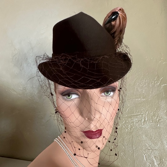 STUNNING 1940\'s BROWN FELT TILT FEDORA WITH PINK FEATHER \